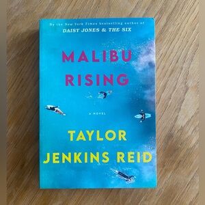 📚Malibu Rising by Taylor Jenkins Reid (3/$15)